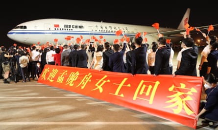 A crowd holds up a banner reading ‘Welcome home, Ms Meng Wanzhou’ at Shenzhen’s Bao’an international airport on 25 September.