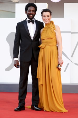 أوليفيا ويليامز بالحرير الأصفر وزوجها راشان ستون وصلوا لنيل جائزة كينو.