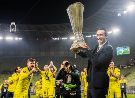 Unai Emery with his favourite trophy.