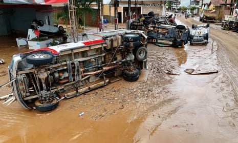 Vehicles overturned on a street covered by mud after heavy rains hit Mimoso do Sul in Espírito Santo state