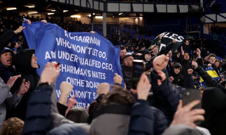 Los fanáticos del Everton sostienen pancartas de protesta después del inicio del partido del sábado contra Southampton.
