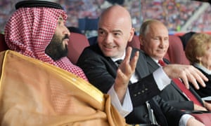 O príncipe herdeiro da Arábia Saudita, Mohammed Bin Salman, fala com o presidente da Fifa, Gianni Infantino, na Copa do Mundo