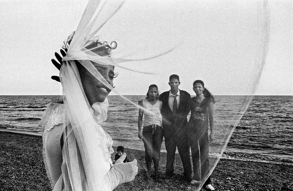 PLAYITA DE CAJOBABO. Jede seiner Fotografien verweist auf die Vorstellung, dass jeder eingefangene Moment eine ganze Geschichte erzählt | Bildquelle: The Guardian PLAYITA DE CAJOBABO. Jede seiner Fotografien verweist auf die Vorstellung, dass jeder eingefangene Moment eine ganze Geschichte erzählt | Bildquelle: The Guardian | Bilder sind in der Regel urheberrechtlich geschützt