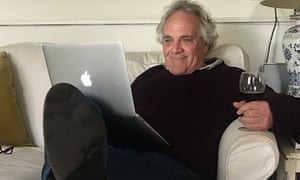 Henry Porter profite d'un apéritif avec un verre de vin, un ordinateur portable et quelques amis.