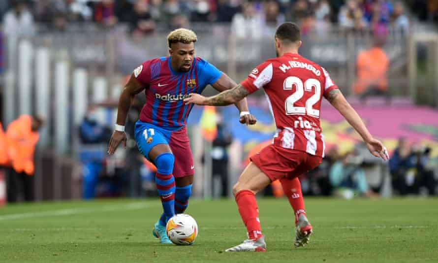 Adama Traoré takes on the Atlético Madrid defence.