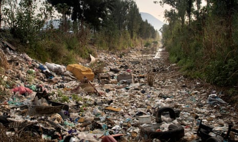 The Lake of the Aztec Kings in Mexico City is on the verge of collapse due to the irregular urbanisation that causes the emptying of sewage and rubbish into the bed of its ancient canals. 