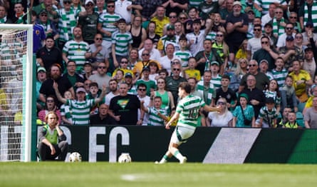 Nicolas Kühn scoring Celtic’s first goal against Hibernian for 1-1