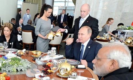 Prigozhin serves food for the Brazilian president Dilma Rouseff, Putin and the Indian prime minister Narendra Modi in the Kremlin in 2015