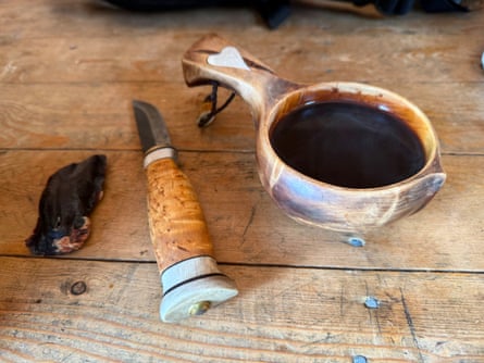 The handmade knife and coffee cup of Peter, the writer’s guide