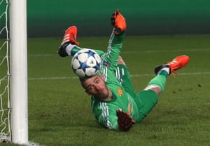David de Gea, del Manchester United, salva un penal durante el partido de Liga de Campeones contra el CSKA Moscú en octubre de 2015.