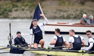 Tobias Schroder, Jack Tottem et leurs coéquipiers d'Oxford célèbrent après avoir remporté la course de bateaux pour hommes.