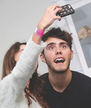 A fan takes a selfie with Deyes.