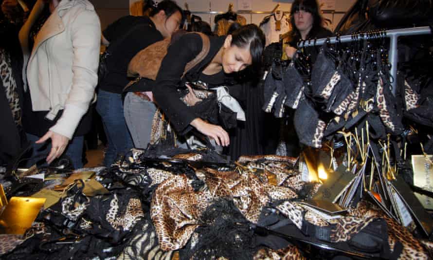 Lançamento do novo H & amp; Gama de roupas M Roberto Cavalli na H & amp; M principal loja de roupas em Oxford Circus, Londres, Grã-Bretanha - 08 de novembro de 2007 Crédito obrigatório: Foto de Ray Tang / Rex Apresenta clientes que procuram e compram o novo H & amp; Gama de roupa M Roberto Cavalli Lançamento do novo H & amp; Gama de roupas M Roberto Cavalli na H & amp; Principal loja de roupas M em Oxford Circus, Londres, Grã-Bretanha - 08 de novembro de 2007 711512n