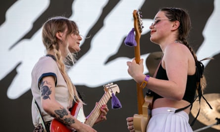 Wet Leg – Hester Chambers, à gauche, et Rhian Teasdale – sur scène à Detroit.