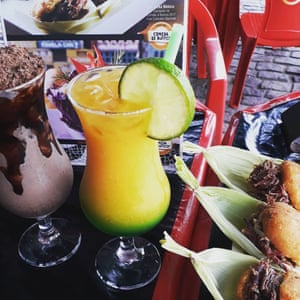 Cocktails and pulled pork sandwich at Bar do David.