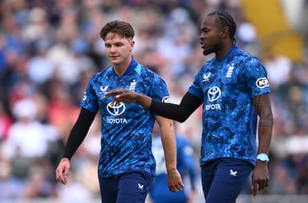 Jofra Archer gives advice to Sonny Baker against South Africa at Headingley