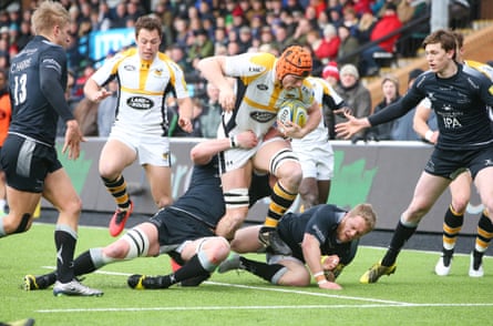 Kearnan Myall of Wasps drives towards the try line