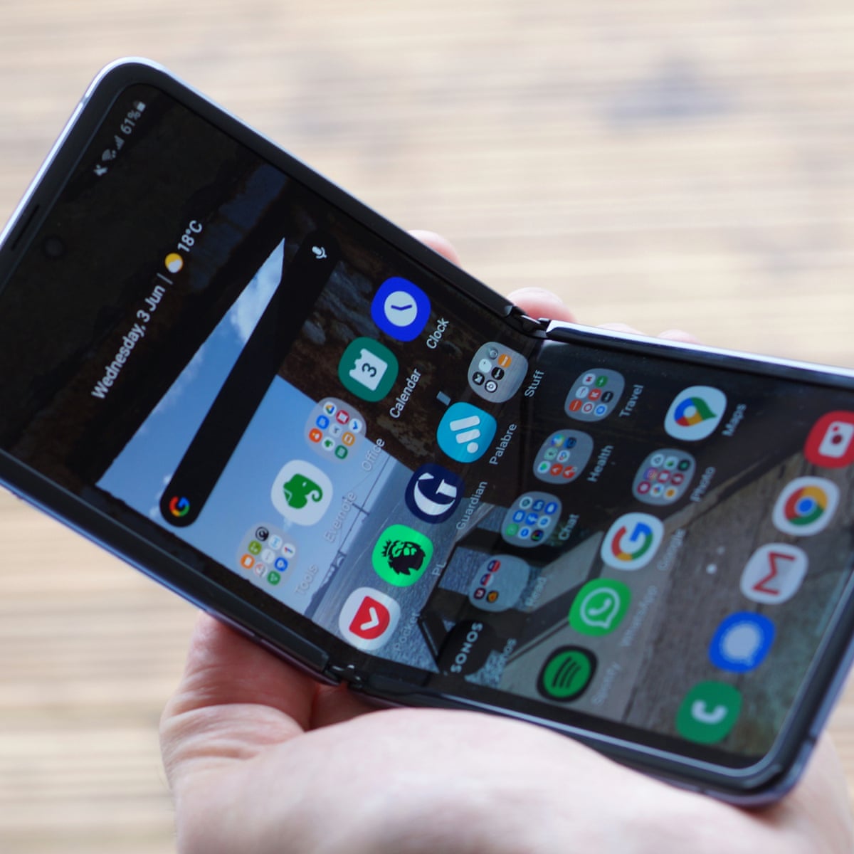 Samsung Galaxy Z Flip Review Four Months With The Folding Phone Samsung The Guardian Samsung Galaxy Z Flip Review Four Months With The Folding Phone Samsung The Guardian