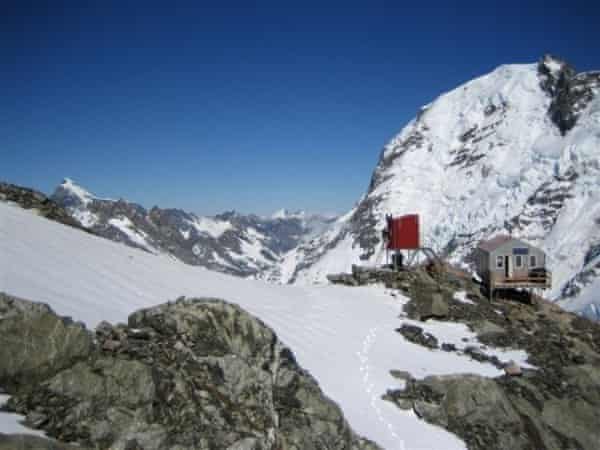 The highest outside toilet in New Zealand is located at 2,500 m in Empress Hut, Aoraki in Mt. Cook National Park.