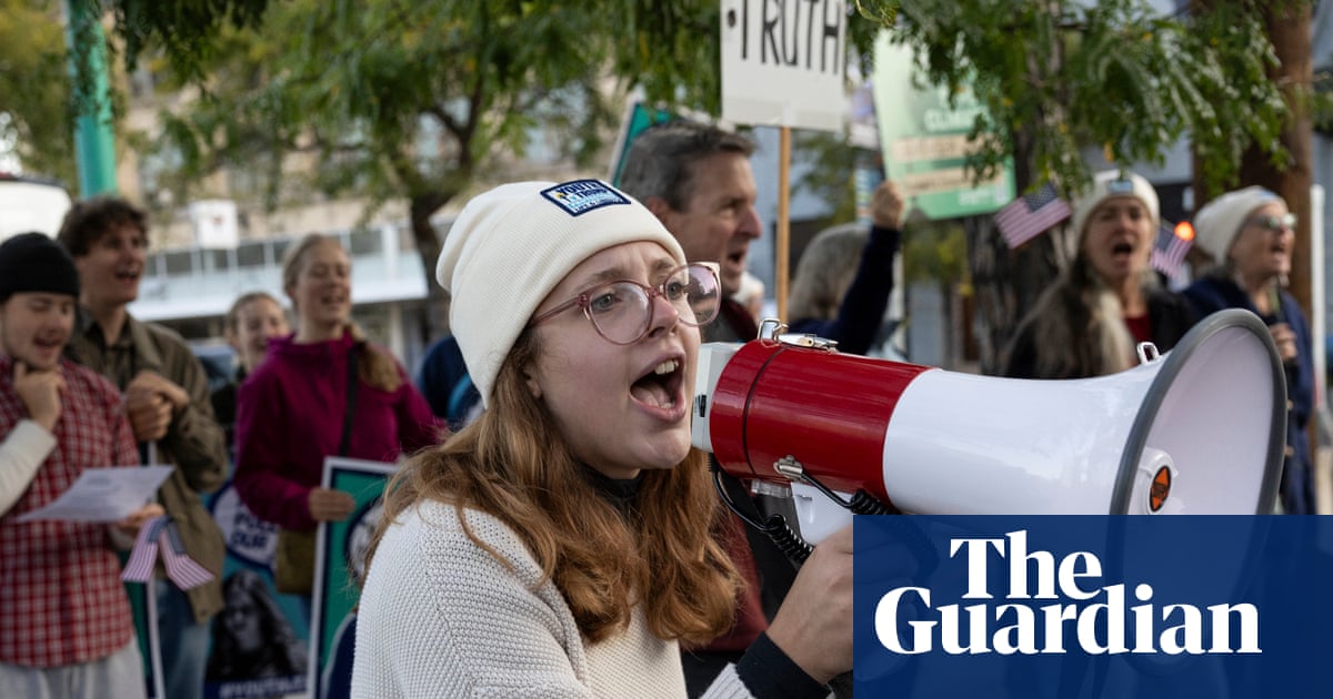 Judge dismisses suit by young climate activists against Trump's pro-fossil fuel policies