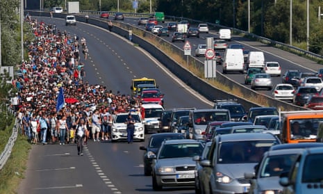 Hundreds march on foot for the border with Austria from Budapest