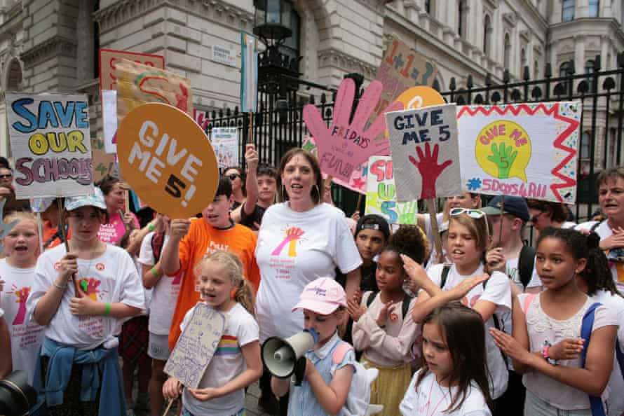 Phillips with schoolchildren and parents at the gates of Downing Street in 2019, protesting against cuts forcing schools to close early on Friday afternoons.