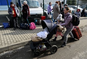 Ukrainians head for the Slovakian border crossing in Ubla