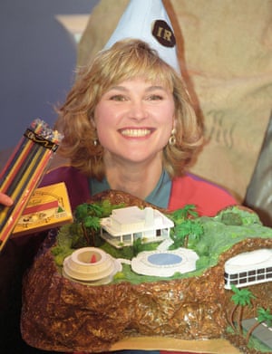 Only 11 pages of instructions … Anthea Turner with her cardboard Thunderbirds HQ, Tracy Island.