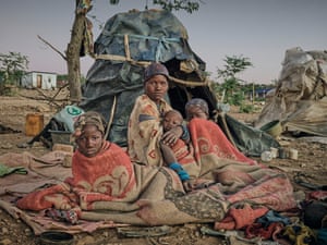 Tjaunda Kaonga e sua família acordam em Otuzemba, na região do Kunene