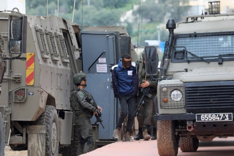 Soldados israelíes arrestan a un palestino durante una incursión militar israelí en la ciudad cisjordana ocupada por Israel de Tulkarem y su campamento el 17 de enero.