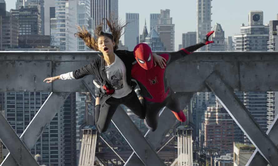 جينتيا وتوم هولاند في Spider-Man: No Way Home.