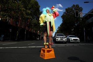 Joyce Mange, artista di drag queen di Sydney, nella sua scatola di sapone in Oxford Street