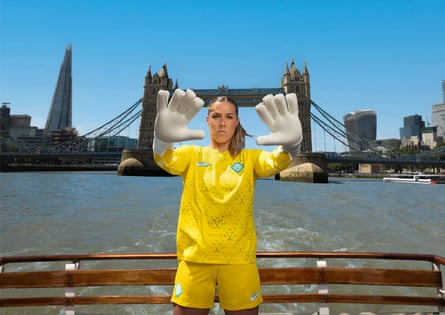 Mary Earps poses with Tower Bridge in the background after signing for London City Lionesses.