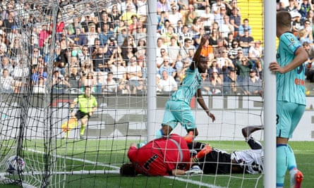 European roundup: Argentina’s Paulo Dybala set to miss World Cup with injury | European club football 5 Ademola Lookman celebrates after giving Atalanta the lead at Udinese
