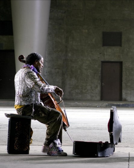 Jamie Foxx playing the cello in The Soloist (2009).
