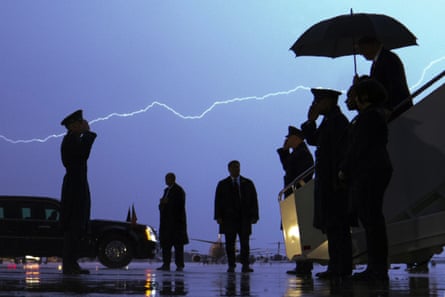 Una fotografía tomada por Vucci durante el mandato de Trump como presidente. Los relámpagos cruzan el cielo mientras Trump baja unas escaleras al llegar a la base aérea Andrews en Maryland durante una tormenta el viernes 28 de agosto de 2020, después de asistir a un mitin de campaña.