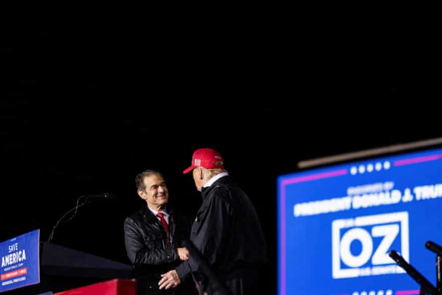 Kandydat republikańskiego Senatu w Pensylwanii, dr Mehmet Oz, podaje dłoń Donaldowi Trumpowi podczas wiecu w Greensburgu w Pensylwanii.