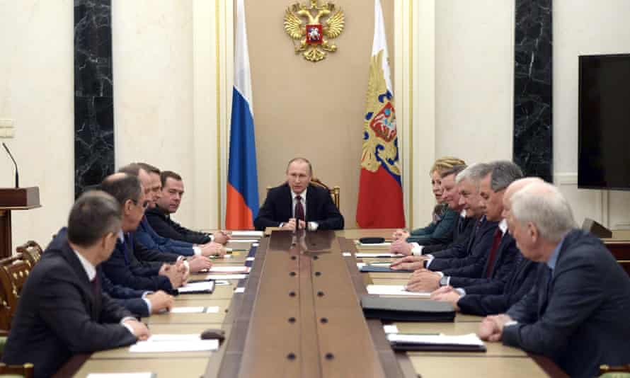 Vladimir Putin mantiene una reunión con miembros permanentes del consejo de seguridad el 22 de enero de 2016 en el Kremlin