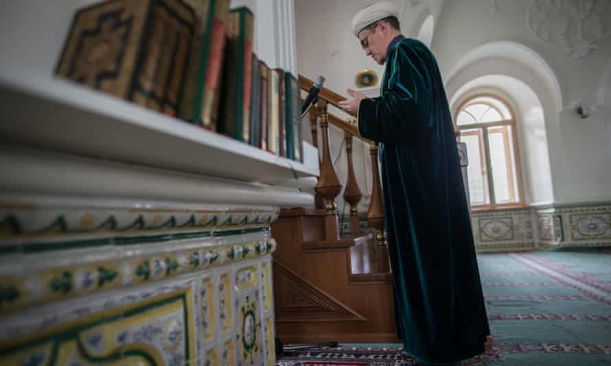 Oraciones del Namaz en la mezquita de Märcani.