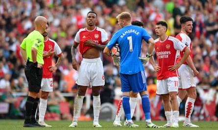 Arsenal’s Gabriel Magalhães and Aaron Ramsdale wait on referee Anthony Taylor before he disallows Alejandro Garnacho’s goal for Manchester United.
