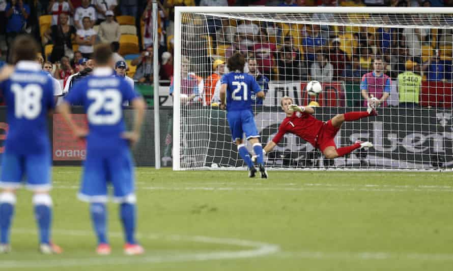 Andrea Pirlo scoort een gewaagde Panenka-penalty tegen Joe Hart op Euro 2012.