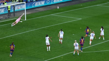 Salma Paralluelo scores