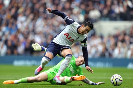 Son Heung-Min of Tottenham takes the ball around Jordan Pickford of Everton as he goes on to score his side’s second goal at Tottenham Hotspur Stadium