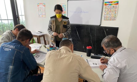 Pencari suaka belajar bahasa Spanyol di pusat komunitas IRC di Mexico City.