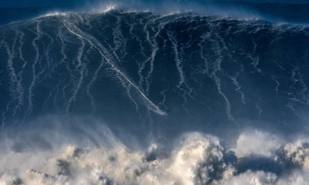 Surfer sur le géant: surf de grosses vagues à Nazaré