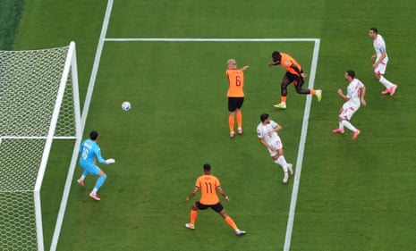 Brian Brobbey scores