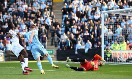 Viktor Gyokeres frappe pour offrir à Coventry sa première victoire de la saison.