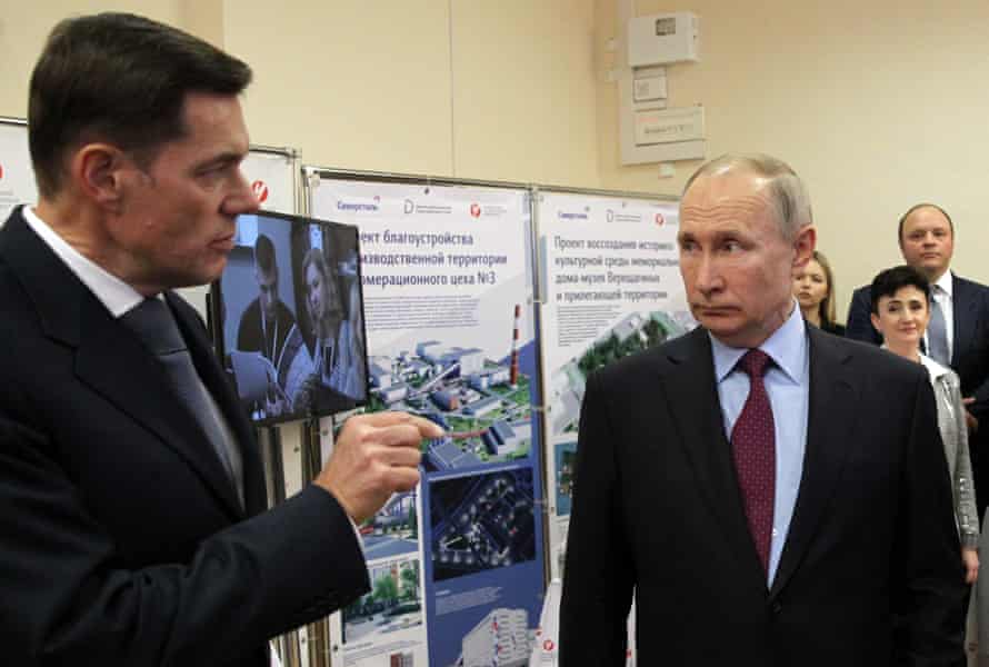 Mordashov conversa com o presidente Vladimir Putin durante uma visita à cidade industrial de Cherepovets.