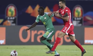 Sadio Mané tấn công trong trận bán kết cúp Liên đoàn châu Phi Senegal trước Tunisia.