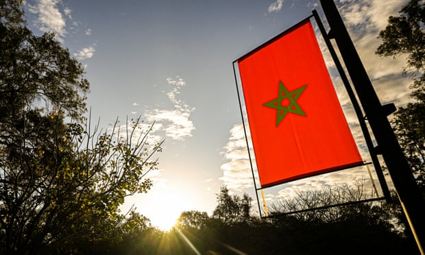 Άποψη νωρίς το πρωί με τη σημαία του Μαρόκου